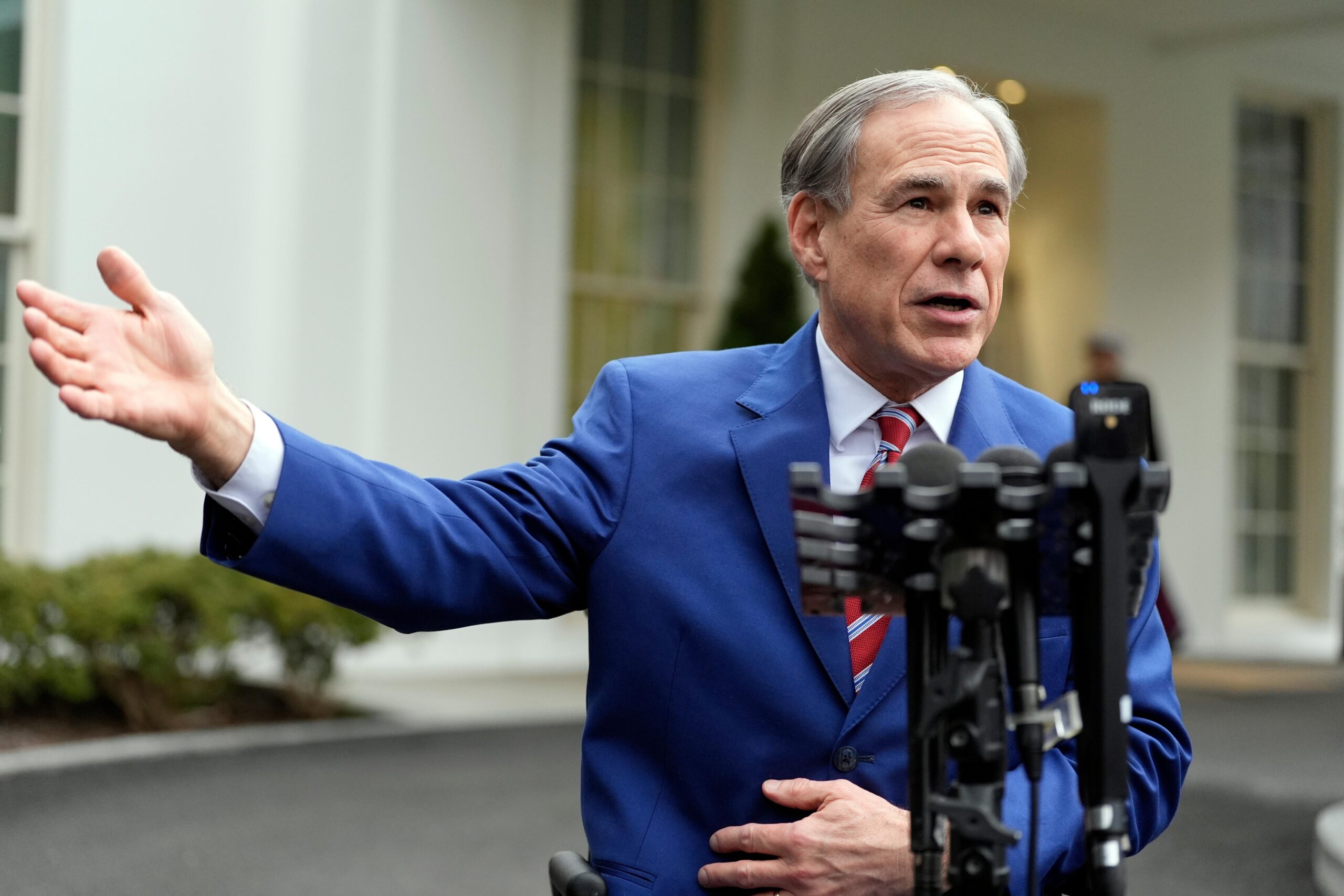 Gov. Abbott Threatens “100% Tariff” on NYers Moving to Texas
